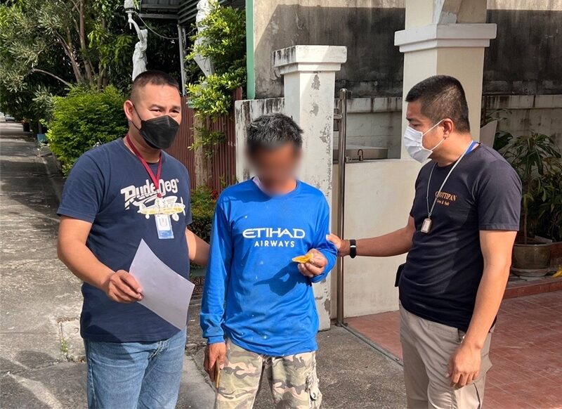 กองปราบ นำกำลังเจ้าหน้าที่บุกรวบ โจรสวมรอยทหาร บุกค้นบ้านเสี่ยรับจำนำรถ อ้างตรวจสิ่งผิดกฎหมาย