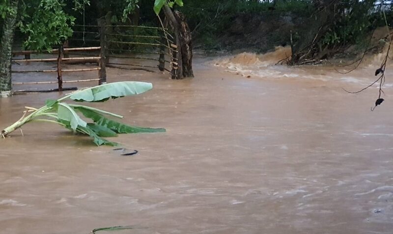 ชาวบ้านพิมาย โคราช กว่า 40 หลังคาเรือน เจอมวลน้ำสะสมหลากท่วมบ้าน หลัง ฝนตกหนัก ติดต่อนานหลายชั่วโมง
