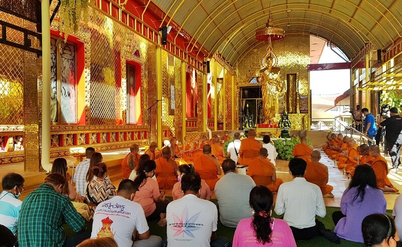 แก้บนวัดไผ่ล้อม ลงขันถวายกล้วยน้ำว้าสด 108 เครือ ปิดทองพระองคุลีมาลเถระ หลังได้โชค ถูกหวย520ใบ