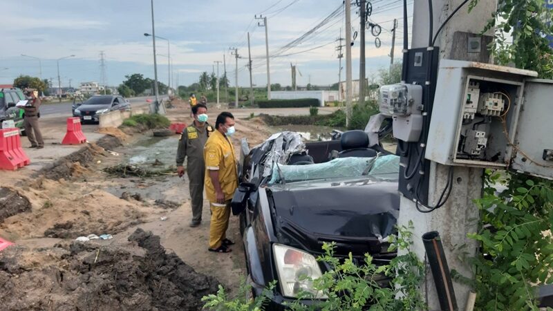 ตำรวจ ขับกระบะเสียหลักชนรถบรรทุกเสาเข็ม เสียหลักพุ่งอัดเสาไฟฟ้าพังยับ เสียชีวิตคาที่ เพื่อนนั่งมาด้วยสาหัส