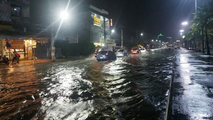 ท่วมถนน
