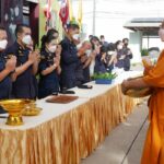 จัดกิจกรรมทำดีในกำแพงสูง หลวงพี่น้ำฝน นำคณะสงฆ์เข้าเรือนจำทำบุญตักบาตร