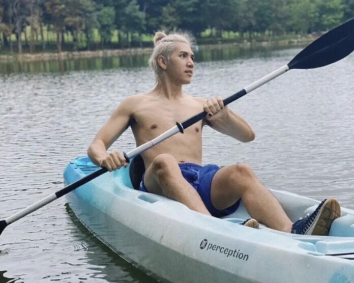 บลู พสิษฐ์ (ร้องนำ)