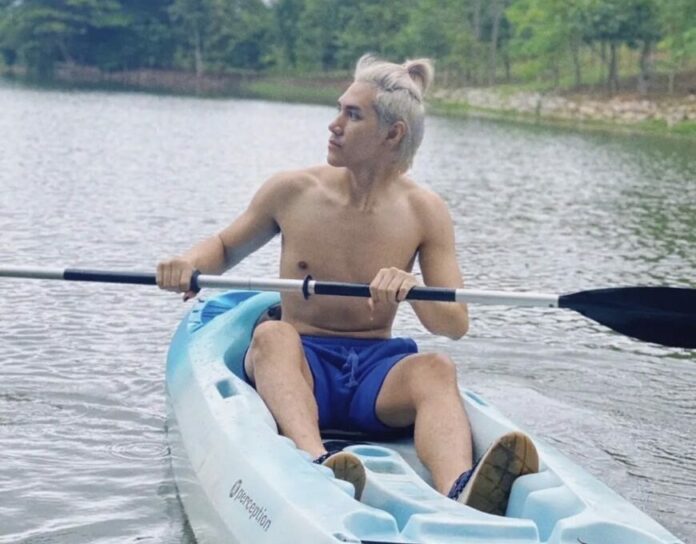 บลู พสิษฐ์ (ร้องนำ)