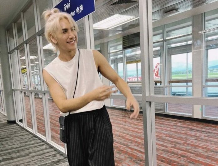 บลู พสิษฐ์ (ร้องนำ)