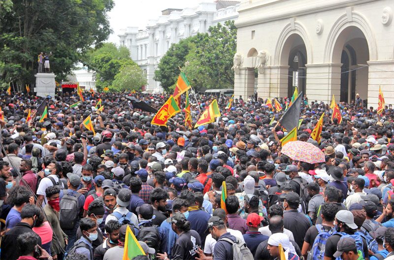บุกยึดทำเนียบพัก สื่อแฉโผล่สนามบิน-ส่อเผ่นออกนอก