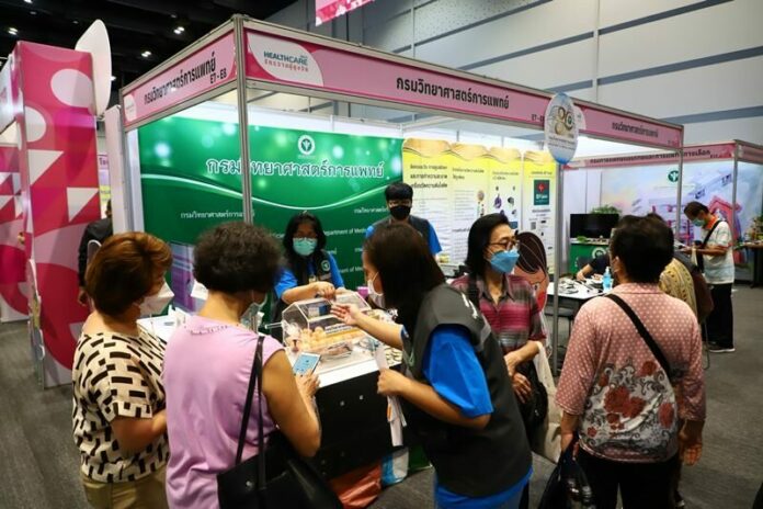 โชว์นวัตกรรมเครื่องวัดความดัน ‘BP Sure’ ปลื้ม! แห่ตรวจหาภัยเงียบล้นงาน Healthcare 2022
