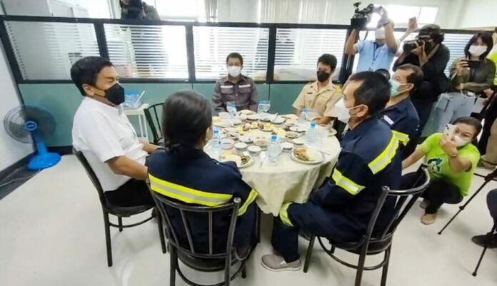 ชัชชาติ ล้อมวงกินข้าวพนักงานกวาด-เก็บ-รถสูบส้วม-ระบายน้ำ รับฟังปัญหา