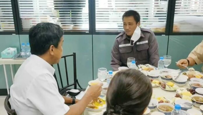 ชัชชาติ ล้อมวงกินข้าวพนักงานกวาด-เก็บ-รถสูบส้วม-ระบายน้ำ รับฟังปัญหา
