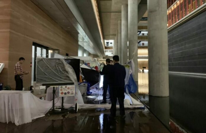 สภาหมื่นล้านรั่วซ้ำซาก ฝนถล่มนิทรรศการ น้ำนองทั่วทรัพย์สินเสียหาย