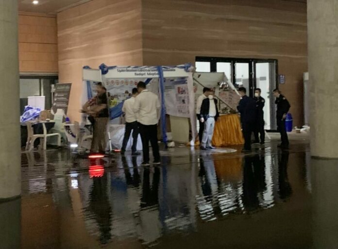 สภาหมื่นล้านรั่วซ้ำซาก ฝนถล่มนิทรรศการ น้ำนองทั่วทรัพย์สินเสียหาย
