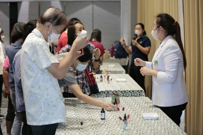 ‘อภัยภูเบศร’ ชวนนวดแผนไทยปรับสมดุลชีวิต กระตุ้นเลือดลม ชะลอวัย