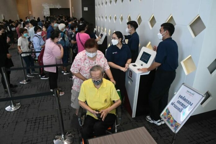 Healthcare 2022 สุดคึกคัก ปลื้มตรวจสุขภาพฟรี หมอแนะวิธีดูแลมวลกระดูก