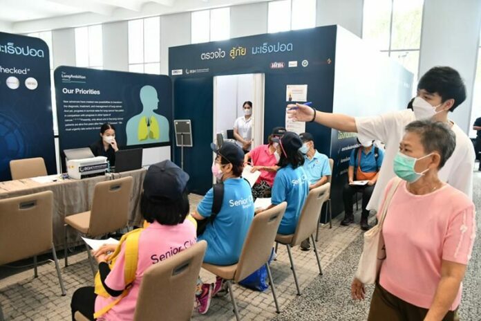 Healthcare 2022 สุดคึกคัก ปลื้มตรวจสุขภาพฟรี หมอแนะวิธีดูแลมวลกระดูก
