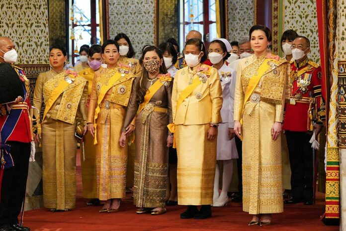 ในหลวง-พระราชินี เสด็จฯ บำเพ็ญพระราชกุศล เนื่องในวันเฉลิมพระชนมพรรษา