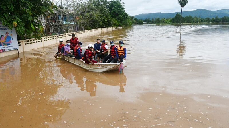 เร่งอพยพชาวบ้าน น้ำท่วมพิษณุโลก สูงกว่า 1 เมตร สั่งปิดโรงเรียน  ส่งเสบียงช่วย - ข่าวสด