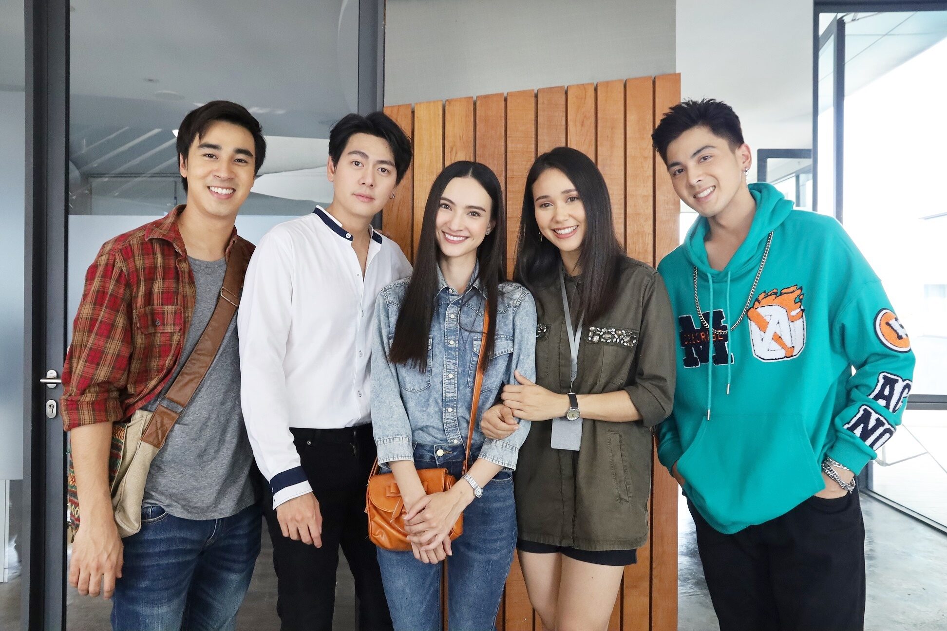 สาวร้อยร้อยไมค์