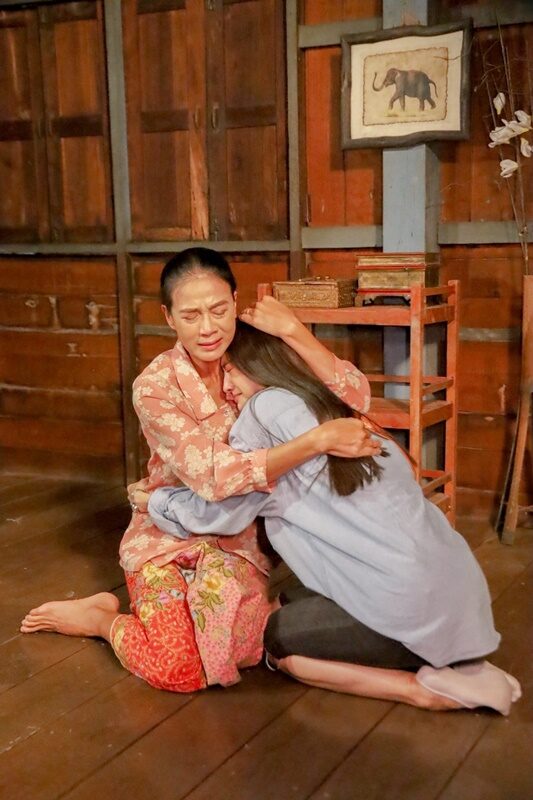 สาวร้อยร้อยไมค์