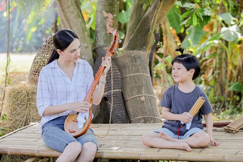 สาวร้อยร้อยไมค์
