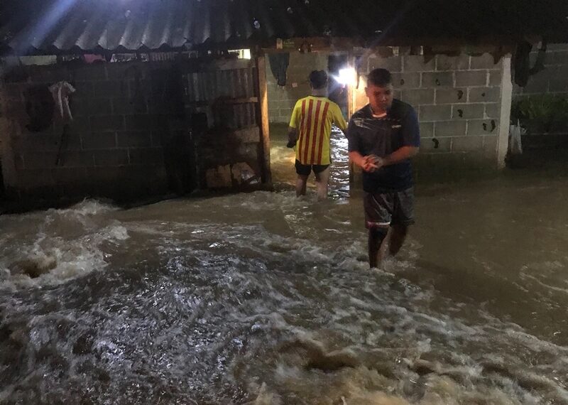 ฝนถล่ม ปราจีนบุรี นานกว่า 1 ชั่วโมง น้ำป่าเขาใหญ่ ทะลักท่วมบ้าน ประชาชนขนของหนีตาย