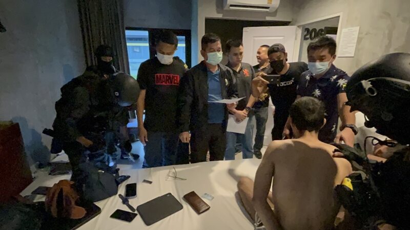 ชุดบูรพา 491 นำกำลังเจ้าหน้าที่บุกเข้าจับกุม 'บังซีน' อ้างเป็นตำรวจ บุกโรงแรมปล้นทรัพย์-อนาจารเหยื่อกลางเมืองชลบุรี