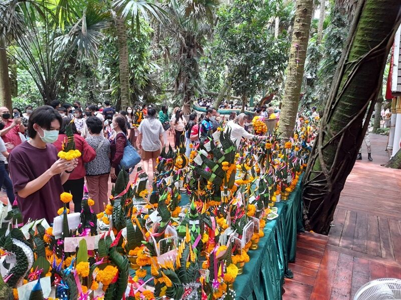 ประชาชนนับหมื่น แห่ขอพร พ่อปู่-แม่ย่าวังนาคินทร์ คำชะโนด จ.อุดรธานี