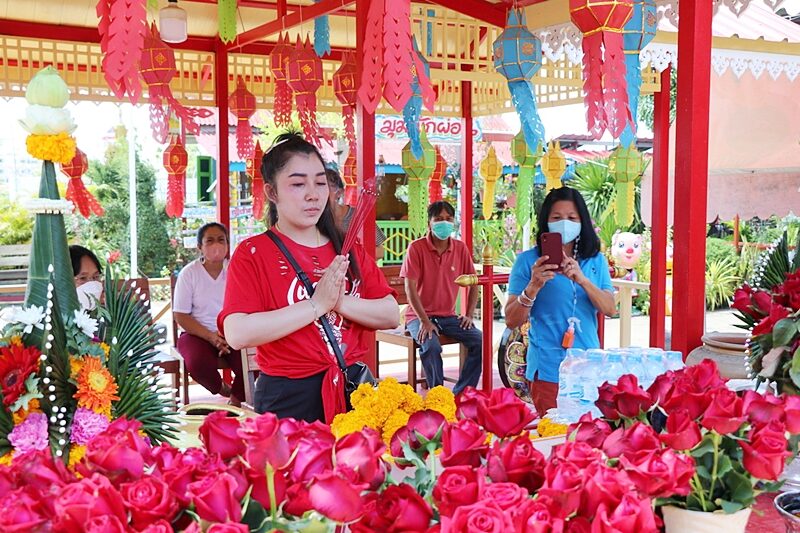 สาวดวงเฮง ล้วงไหขอเลขเด็ด ท้าวเวสสุวรรณ วัดดังเมืองอ่างทอง ถูกหวย 1 ล้านบาท นำละครชาตรี-ดอกกุหลาบ