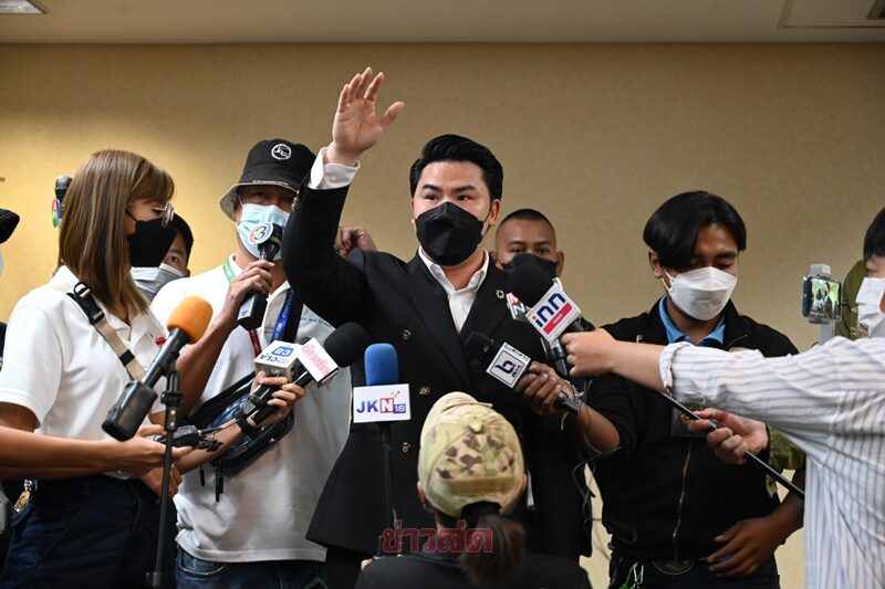 'กัน จอมพลัง' พาผู้เสียหายกว่า 60 คน แจ้งความ สอท. หลังถูก ฟาร์มเห็ด หลอกลงทุน สูญเงินกว่า 200 ล้านบาท