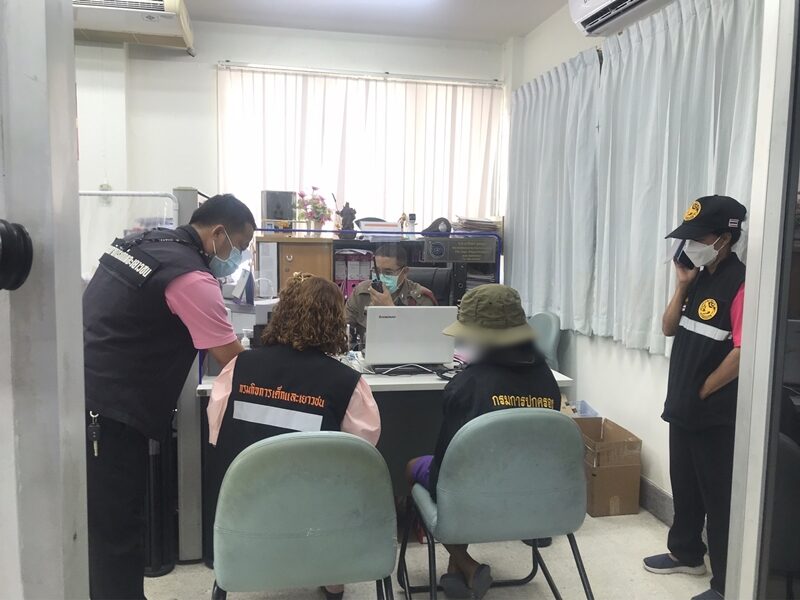 ผู้ใหญาบ้าน พาเด็กหญิงวัย 12 ปี เข้าแจ้งความกับตำรวจ สภ.บ้านค่าย ถูกพ่อแท้ ๆ ย่ำยี นับสิบครั้ง จนต้องหนีออกจากบ้าน