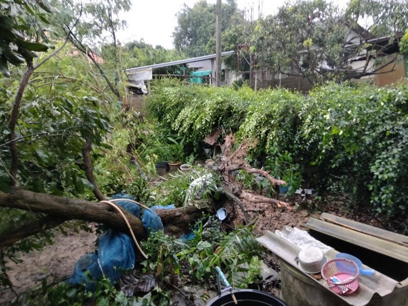 พายุถล่ม เชียงใหม่ ฝนตกหนัก ลมแรง พัดบ้าน-ศาลา-สุสานพังเสียหาย เจ้าหน้าที่เร่งลงพื้นที่สำรวจความเสียหาย