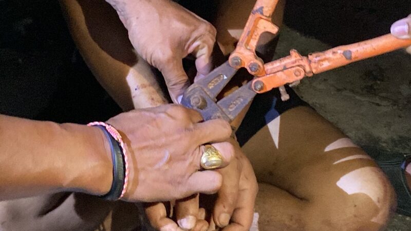 เด็กเลี้ยงวัวชน ถูกนายจ้างโหด น้องชายนักการเมืองท้องถิ่น จับล่ามโซ่ขังในคอกวัว-ซ้อมทรมาน อดข้าวอดน้ำ 2 วัน