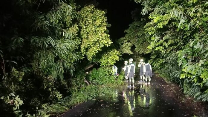 ฝนถล่มเมืองแปดริ้ว