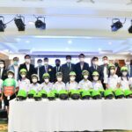 ผู้ว่าฯ ชัชชาติ รับมอบหมวกนิรภัย หนุนสวม100% สร้างความปลอดภัยนักเรียน