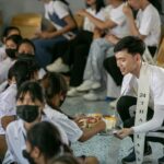 กิจกรรมเก็บตัว สร้างรอยยิ้มชาวลพบุรี เลี้ยงอาหารเด็กๆ มอบถุงยังชีพชุมชน