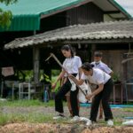 กิจกรรมเก็บตัว สร้างรอยยิ้มชาวลพบุรี เลี้ยงอาหารเด็กๆ มอบถุงยังชีพชุมชน