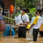 สิงห์อาสา นำน้ำดื่ม-อาหาร พร้อมช่วยขนย้ายสิ่งของ ช่วยผู้ประสบภัยน้ำท่วม แม่สาย