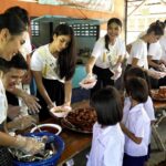 กิจกรรมเก็บตัว สร้างรอยยิ้มชาวลพบุรี เลี้ยงอาหารเด็กๆ มอบถุงยังชีพชุมชน