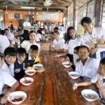 กิจกรรมเก็บตัว สร้างรอยยิ้มชาวลพบุรี เลี้ยงอาหารเด็กๆ มอบถุงยังชีพชุมชน