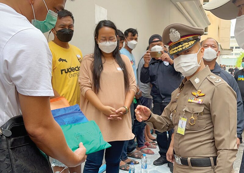 สดจากสนามข่าว - ย้อนนาทีทลายแก๊งเงินกู้ จับเจ๊แตงกวากับ28สมุน โยงคดีหยอดกาวกุญแจ