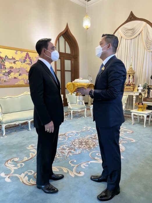 นายธนกร วังบุญคงชนะ อดีตโฆษกประจำสำนักนายกรัฐมนตรี เข้าพบ พล.อ.ประยุทธ์ จันทร์โอชา นายกรัฐมนตรี และ รมว.กลาโหม เพื่ออำลาตำแหน่งอย่างเป็นทางการ
