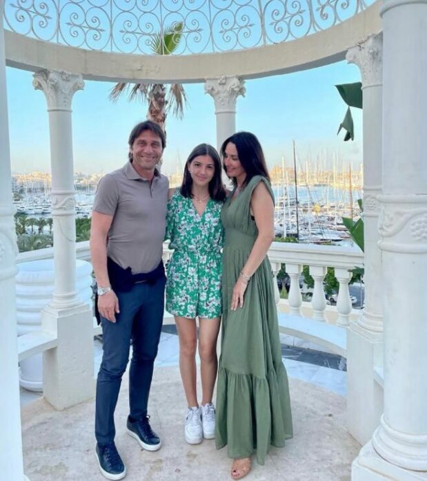 อันโตนิโอ คอนเต้ ถ่ายภาพกับ เอลิซาเบตตา มุสคาเรลโล ภรรยา และ วิตตอเรีย ลูกสาว