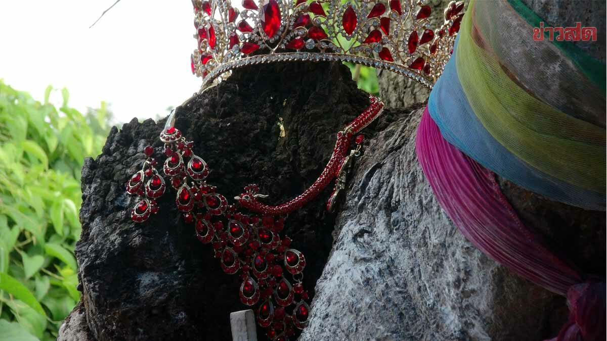 โค้งสุดท้ายก่อนหวยออก แห่ขอพรแม่สร้อย เสี่ยงโชคล้วงไหลุ้นเลขเด็ด 3 ตัว