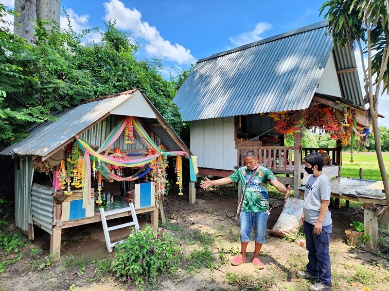 ชาวบ้านในพื้นที่ อ.บ้านโป่ง จ.ราชบุรี ลุยปลูกบัวแดงถวาย เจ้าพ่อดอกไม้-เจ้าแม่พิมพา หลังบอกอยากได้