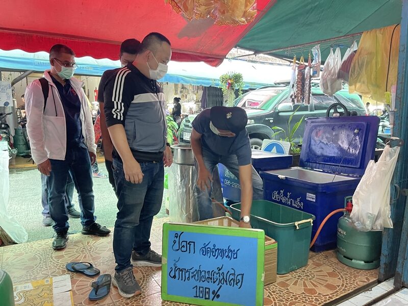 บุกจับคาบ้าน หนุ่มเปิดเฟซบุ๊กขาย น้ำกระท่อม ผสมยาแก้ไอ ให้กลุ่มวัยรุ่น เฉลี่ยวันละ 400-500 ขวด