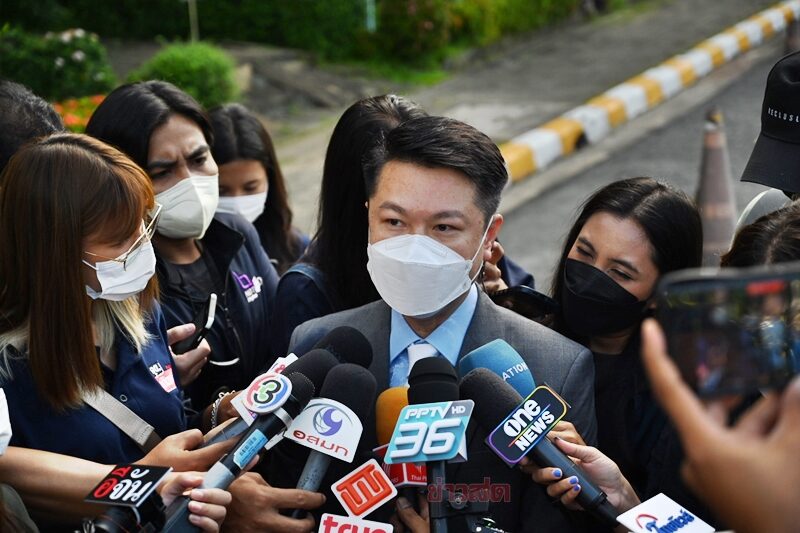 แม่แตงโม พร้อมกับจำเลยทั้ง 6 คน แก๊งสปีดโบ๊ต เดินทางมาศาลจังหวัดนนทบุรีตามนัด พร้อมเรื่องการเยียวยา