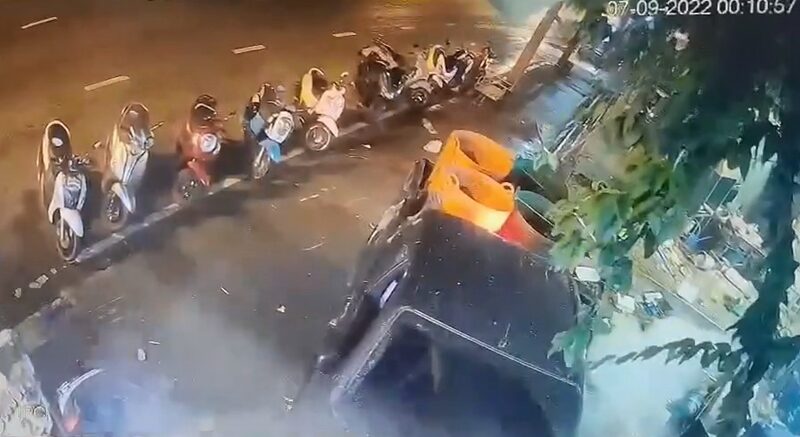 มอบตัวแล้ว คนขับกระบะพุ่งชน ร้านก๋วยเตี๋ยว กลางเมืองจันท์ ลูกค้าบาดเจ็บ 17 ราย เปิดปากสารภาพอ้างกลัวถูกรุมประชาทัณฑ์