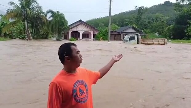 หนุ่มระยอง ประกาศขายบ้าน กลางน้ำป่าไหลหลากท่วม หลังฝนถล่มหนัก เผย "โชคดีเกิดในรัฐบาลลุงตู่"
