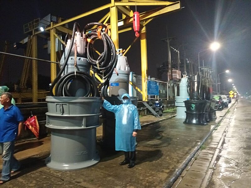 กรมชลฯ สั่ง สำนักเครื่องจักรกล เสริมเครื่องสูบน้ำ สถานีสูบน้ำปากคลองรังสิตฯ จ.ปทุมธานี 9 เครื่อง เร่ง ระบาย-ลดระดับน้ำในคลอง