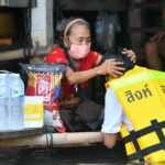 สิงห์อาสา ลุยน้ำท่วม มอบ น้ำดื่ม ข้าวสาร อาหาร ช่วยเหลือผู้ประสบภัยชาวผักไห่