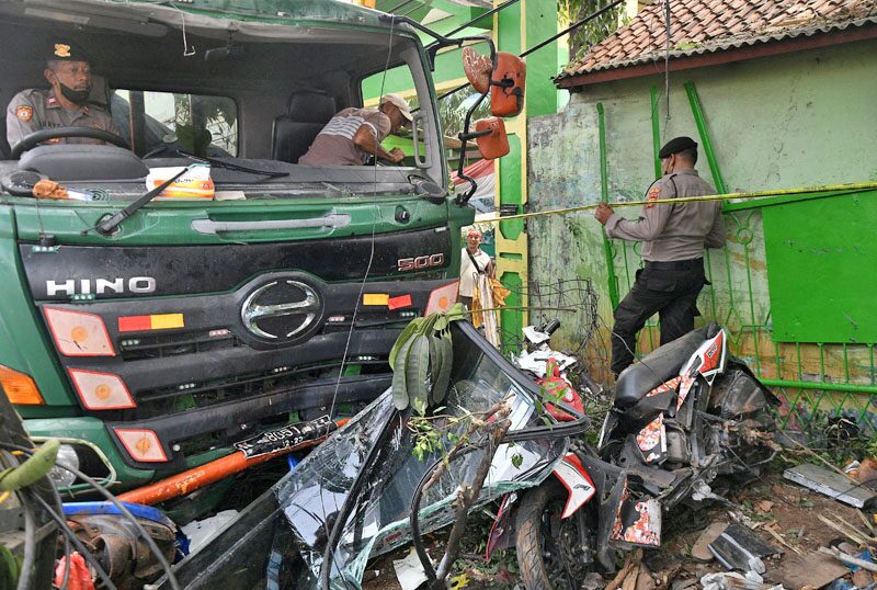รถบรรทุก “พุ่งชน”